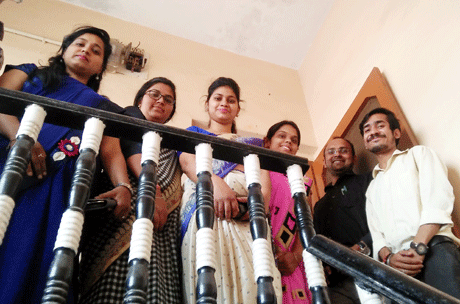 भिलाई। एमजे कालेज ऑफ़ फार्मेसी के विद्यार्थियों ने 58वें फार्मेसी सप्ताह के अंतर्गत आज परित्यक्त शिशुओं की संस्था ‘मातृछाया’ एवं भटके हुए बच्चों के ‘खुला आश्रय’ में अपना दिन बिताया। विद्यार्थियों ने न केवल उनके जीवन के बारे में जाना बल्कि उनके पुनर्वास के लिए किये जा रहे प्रयासों की जानकारी भी प्राप्त की। विद्यार्थियों ने इन बच्चों को वस्त्र, आहार एवं उपहार दिए और जरूरतमंदों की सेवा में योगदान करने का संकल्प भी लिया।