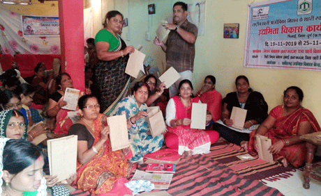 भिलाई। पॉलीथीन को प्रतिबंधित करने के बाद अब विकल्प की तलाश तेजी से की जा रही है। इससे पहले कि कोई और पदार्थ पॉलीथीन की जगह ले ले, पहले की तरह कागज के ठोंगों और लिफाफों का उपयोग शुरू करना होगा। यह कुटीर उद्योग है जिससे घर-घर में पैसा आएगा और पर्यावरण भी सुरक्षित रहेगा। इसी उद्देश्य को लेकर केम्प क्षेत्र की महिलाओं को कागज के लिफाफे और ठोंगे बनाने का प्रशिक्षण दिया गया। 30 से अधिक महिलाओं ने यह प्रशिक्षण प्राप्त किया।