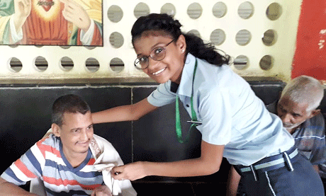 भिलाई। संजय रुंगटा ग्रुप ऑफ़ इंस्टीट्यूशंस द्वारा संचालित रुंगटा पब्लिक स्कूल द्वारा वृद्धाश्रम में जरूरतमंदों को शाल प्रदान किया गया। विद्यालय अपने समाज कल्याण प्रकोष्ठ के माध्यम से समय-समय पर अनाथ बच्चों, एकाकी वृद्धों की सहायता सहित अनेक समाज कल्याण के कार्यों में अपनी भागीदारी देता है। इसी तारतम्य में विद्यालय की छात्र समिति एवं शिक्षकों के दल ने मिशनरीज ऑफ़ चैरिटी द्वारा संचालित मदर टेरेसा वृद्धाश्रम पहुंच कर 70 जरूरतमंद वृद्धजनों को उपहार स्वरूप शाल प्रदान किया।