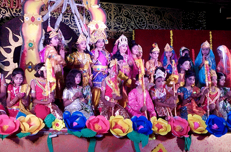 भिलाई। केपीएस कुटेलाभाठा अपने उत्कृष्ट प्रयोगों के लिये जाना जाता है। इस बार उन्होंने वार्षिकोत्सव में संगीतमय रामायण प्रस्तुत कर दर्शकों को भावविभोर कर दिया। लाइव साउंड एंड म्यूजिक के साथ दी गई इस प्रस्तुति में रामायण के सभी महत्वपूर्ण प्रसंगों को खूबसूरती के साथ उकेरा गया था। 3 से 10 साल तक की उम्र के बच्चों ने यह प्रस्तुति दी जबकि अन्य बच्चों ने अपने संगीत शिक्षकों के साथ रामायण का सस्वर गायन किया।