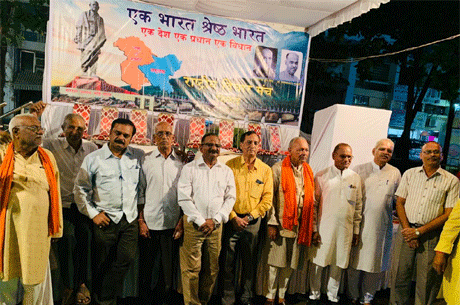 भिलाई। लौहपुरुष सरदार वल्लभ भाई पटेल के जन्मदिवस पर एक बार फिर पूरा भारत एक हो गया। देश का संविधान अब जम्मू कश्मीर में भी लागू हो गया। अब किसी भी राज्य का भारतीय वहां संपत्ति खरीद सकेगा, व्यवसाय कर सकेगा, नौकरी कर सकेगा और वहां के विश्वविद्यालयों में अध्ययन भी कर पाएगा। यही नहीं अब वहां की बेटियां भी कहीं भी विवाह करने के लिए स्वतंत्र हो गई हैं और इसका उनके किसी भी अधिकार पर कोई आंच नहीं आएगा।