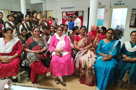 भिलाई। संतोष रूंगटा ग्रुप द्वारा संचालित रूंगटा कालेज आॅफ साइंस एंड टेक्नोलॉजी के बीएड प्रशिक्षुओं ने ‘विशेष बच्चों’ की शिक्षा जरूरतों को समझने के लिए प्रयास विकलांग संस्थान सुपेला का भ्रमण किया। वे सामान्य से अलग इन बच्चों की विशिष्ट क्षमताओं से अवगत हुए तथा उनके टीचिंग लर्निंग प्रोसेस का बारीकी से अध्ययन भी किया। कॉलेज की प्रो. वाणी कापसे व प्रो. टुमन पटेल के मार्गदर्शन में इस दौरान संस्थान में चल रही कक्षाओं तक पहुंचे, जहां शिक्षा ग्रहण कर रहे श्रवण बाधित बच्चों से बीएड के विद्यार्थियों ने परिचय लेते हुए विशेष बच्चों के शिक्षण गतिविधियों को जाना। वहीं शिक्षण योजना व तकनीकियों का अध्ययन किया।