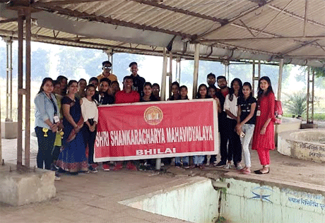 भिलाई। श्री शंकराचार्य महाविद्यालय के प्राणी शास्त्र विभाग द्वारा विद्यार्थियों के लिए शैक्षिक भ्रमण कार्यक्रम का आयोजन 21 नवम्बर को किया गया। कार्यक्रम में विभाग की छात्र-छात्राओं ने बढ़ चढ़कर हिस्सा लिया। इस भ्रमण में मछली पालन एवं उनके भ्रूणिकी विकास तथा उनके रख-रखाव के विषय पर फिश हैचरी के श्री सियाराम ने विस्तारपूर्वक जानकारी दी। उन्होंने मछली के प्रजनन से लेकर उसके एंड प्रोडक्ट तक की रोचक जानकारियां प्रदान कीं।