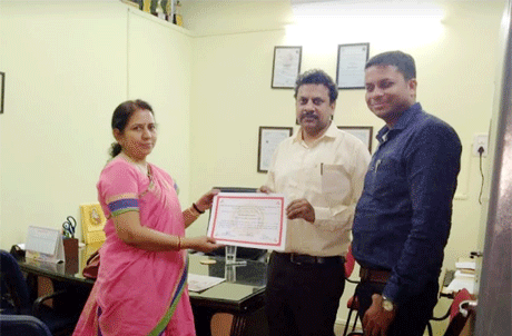 भिलाई। श्री शंकराचार्य महाविद्यालय जुनवानी में कम्प्यूटर विभाग द्वारा ‘रिसर्च एप्टीट्यूड’ विषय पर अतिथि व्याख्यान का आयोजन किया गया। आयोजन में डॉ. ममता सिंह अतिथि वक्ता रहे। डॉ. ममता सिंह ने अपने उद्बोधन में विद्यार्थियों को ‘रिसर्च एप्टीट्यूड’ के बारे में बताया। उन्होंने विद्यार्थियों को अनुसंधान प्रक्रिया के बारे में जानकारी दी और अनुसंधान प्रक्रिया के अंतर्गत अनुसंधान समस्या का निर्माण, समस्या से संबंधित साहित्य का व्यापक सर्वेक्षण, परिकल्पना, रूपरेखा, आंकड़ों का संकलन, सामान्यकरण के बारे में बताया।