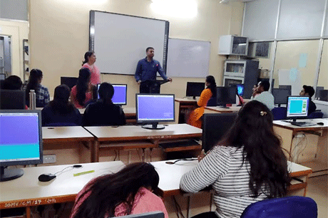 भिलाई। श्री शंकराचार्य महाविद्यालय जुनवानी में कम्प्यूटर विभाग द्वारा ‘रिसर्च एप्टीट्यूड’ विषय पर अतिथि व्याख्यान का आयोजन किया गया। आयोजन में डॉ. ममता सिंह अतिथि वक्ता रहे। डॉ. ममता सिंह ने अपने उद्बोधन में विद्यार्थियों को ‘रिसर्च एप्टीट्यूड’ के बारे में बताया। उन्होंने विद्यार्थियों को अनुसंधान प्रक्रिया के बारे में जानकारी दी और अनुसंधान प्रक्रिया के अंतर्गत अनुसंधान समस्या का निर्माण, समस्या से संबंधित साहित्य का व्यापक सर्वेक्षण, परिकल्पना, रूपरेखा, आंकड़ों का संकलन, सामान्यकरण के बारे में बताया।