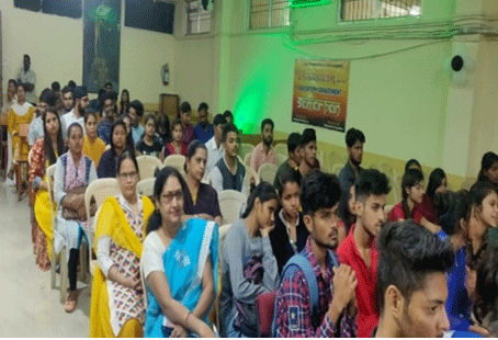 भिलाई। श्री शंकराचार्य महाविद्यालय जुनवानी भिलाई के काउंसलिंग सेल द्वारा 22 नवम्बर को सोशल मीडिया के सदुपयोग विषय पर अतिथि व्याख्यान का आयोजन किया गया। श्री चतुर्भुज मेमोरियल फाउंडेशन के अध्यक्ष अरुण कुमार श्रीवास्तव ने बताया कि आज सोशल मीडिया हमारे लिए आवश्यक हो गया है। इसके माध्यम से न केवल हम अपडेट रहते हैं बल्कि कई जानकारियां हमें लाइव देखने को मिल जाती है। यह महत्वपूर्ण विषयों पर जन संवाद का भी एक मंच है।
