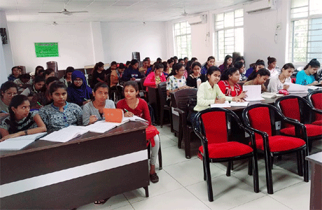 भिलाई। विधि एवं न्याय मंत्रालय एवं कम्युनिकेशन, इलोक्ट्रानिक्स इन्फॉरमेशन टेक्नोलॉजी भारत सरकार द्वारा प्रस्तावित तथा हेमचंद यादव विश्व़विद्यालय दुर्ग के निर्देश पर भिलाई महिला महाविद्यालय में 26 नवम्बर से 14 अप्रैल 2020 के मध्य संविधान दिवस संबंधी गतिविधियों का आयोजन किया जा रहा हैं। इसके अन्तर्गत नागरिकों के संवैधानिक मौलिक कर्तव्यों पर वाद-विवाद, निबंध, क्विज, चर्चाओं एवं संगोष्ठी का आयोजन किया जा रहा हैं। इन गतिविधियों को महाविद्यालय के आईक्यूएसी सेल के द्वारा संयोजित किया जा रहा है।