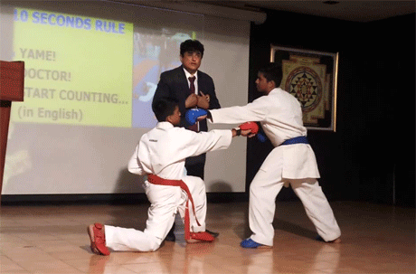 भिलाई। संतोष रूंगटा समूह द्वारा संचालित रूंगटा कालेज आॅफ इंजीनियरिंग एंड टेक्नोलॉजी के सभागार में कराते प्रशिक्षकों के राष्ट्रीय सेमिनार का आयोजन किया गया। कराते एसोसिएशन इंडिया के रेफरी काउंसिल के प्रमुख सिहान प्रेमजी सेन ने बताया कि अंतरराष्ट्रीय नियमों की बारीक जानकारियों के बिना हम अंतरराष्ट्रीय स्तर के खिलाड़ी नहीं तैयार कर पाएंगे। उन्होंने प्रशिक्षकों को स्वयं भी प्रतिदिन अभ्यास करने और प्रशिक्षुओं को स्वयं तालीम देने के लिए प्रेरित किया।