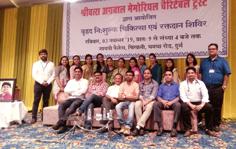 भिलाई। श्रीवत्स अग्रवाल मेमोरियल चैरिटेबल ट्रस्ट ने चिखली के गायत्री पैलेस में मेडिकल एवं ब्लड डोनेशन कैम्प का आयोजन किया। स्पर्श मल्टीस्पेशालिटी हॉस्पिटल की पूरी टीम ने इसमें सुबह से देर शाम तक अपनी सेवाएं दीं। यह एक बहु विशेषज्ञ चिकित्सा शिविर था जिसमें सभी विधाओं के अनुभवी एवं विशेषज्ञ चिकित्सकों ने अपनी सेवाएं दीं। रोगियों को नि:शुल्क औषधि के साथ दोपहर का भोजन भी दिया गया।