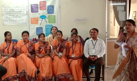भिलाई। स्वामी श्री स्वरूपानंद सरस्वती महाविद्यालय हुडको में शिक्षा विभाग द्वारा दो दिवसीय कार्यक्रम का आयोजन किया गया। जिसमें निबंध प्रतियोगिता, प्रश्नमंच एवं मौलिक कर्तव्यों पर परिचर्चा का आयोजन किया गया। निबंध का विषय ‘संविधान एवं मौलिक कर्तव्य’ जिसकी शब्द सीमा 1500 दी गई थी। इसमें प्रथम स्थान- खेमा साहू -बी.एड. प्रथम सेमेस्टर, द्वितीय स्थान- वर्षा महोबिया- बी.एड. प्रथम सेमेस्टर एवं दिव्या चंद्राकर- बी.एड. तृतीय सेमेस्टर की छात्रा ने प्राप्त किया।