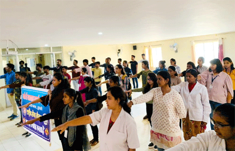 भिलाई। विधि-न्याय संचार एवं इलक्ट्रानिकी एवं सूचना प्रौद्योगिकी भारत सरकार के निर्देशानुसार स्वामी श्री स्वरूपानंद सरस्वती महाविद्यालय में संविधान दिवस के अवसर पर विविध कार्यक्रम का आयोजन किया गया। यह कार्यक्रम राष्ट्रीय सेवा योजना, शिक्षा विभाग एवं हैल्दी प्रेक्टीस सेल के संयुक्त तत्वावधान में किया गया। राष्ट्रीय सेवा योजना द्वारा विद्यार्थियों को संविधान की प्रस्तावना की शपथ दिलाई गई जिसमें विद्यार्थियों ने देश की एकता व अखण्डता को अक्षुण रखने की शपथ ग्रहण की।