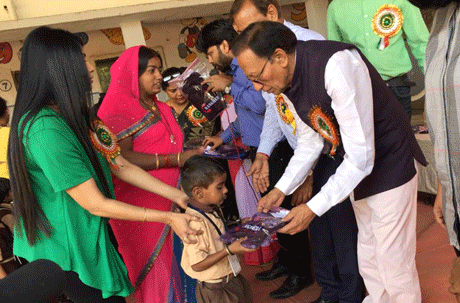 भिलाई। मां शारदा सामर्थ्य चैरिटेबल ट्रस्ट ने बाल दिवस के अवसर पर आजाद उच्चतर माध्यमिक शाला एवं शांति कान्वेंट स्कूल के 160 से अधिक छोटे बच्चों को स्वेटर प्रदान किया। स्वेटर पाकर इन बच्चों के चेहरे खिल गए। इस ट्रस्ट का उद्देश्य लोगों को खुशियां बांटकर स्वयं खुश होने का मौका देना है। ट्रस्ट के सदस्य समाज के विभिन्न जरूरतमंद वर्गों के लिए निरंतर कुछ न कुछ करते रहते हैं।