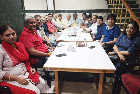 भिलाई। आज के आधुनिक परिवेश में लोगों में आकिर्टेक्ट (वास्तुविदों) के बारे में जानकारी के अभाव के कारण पड़ने वाले प्रभाव पर परिचर्चा का आयोजन इंडिया कॉफी हाऊस सेक्टर 10 में शहर के वरिष्ठ आर्किटेक्ट अम्बरीश कुमार सिंह व योगेश चांडक के निर्देशन में किया गया। अम्बरीश कुमार सिंह ने कहा कि लोगों में आर्किटेक्ट को लेकर जो विभिन्न भ्रांतियाँ हैं उसे दूर किया जाना चाहिए। लोगों के सपने को साकार करने में वास्तुविदों की अहम भूमिका रहती है।