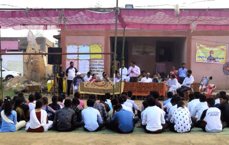 दुर्ग। शासकीय वीवायटी पीजी कालेज की राष्ट्रीय सेवा योजना इकाई के सात दिवसीय विशेष शिविर के प्रतिभागी स्वयंसेवकों को विभिन्न गतिविधियों में पुरस्कृत किया गया। सभी प्रतिभागियों को प्राचार्य डॉ. आरएन सिंह द्वारा प्रमाण पत्र प्रदान किया गया। दलनायक जीवेष देशमुख तथा दलनायिका विष्णु आडिल को सर्वश्रेष्ठ स्वयंसेवक का पुरस्कार प्रदान किया गया। छात्रों के हिमालय पर्वत एवं अरावली पर्वत समूह तथा छात्राओं के गोदावरी एवं यमुना समूह को क्रमश: प्रथम एवं द्वितीय पुरस्कार प्रदान किया गया।