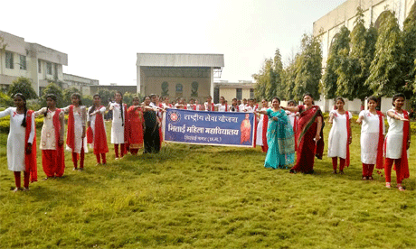 भिलाई। विश्व एड्स दिवस के अवसर पर भिलाई महिला महाविद्यालय में एड्स पीड़ितों के प्रति समाज का नजरिया बदलने एवं उनका सहयोग करने का संकल्प लिया गया। प्राचार्य डॉ संध्या मदनमोहन ने इस अवसर पर कहा कि सुरसा की तरह मुंह फैला रहे एचआईवी संक्रमण की रोकथाम के लिए प्रत्येक स्तर पर जागरूकता लाने के साथ-साथ पीड़ितों के प्रति अपना रवैया बदलना जरूरी है। डॉ संध्या ने एड्स जागरूकता की शपथ दिलाई। 
