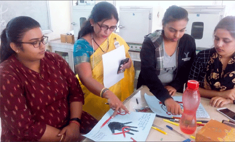 भिलाई। स्वामी श्री स्वरूपानंद सरस्वती महाविद्यालय में एड्स दिवस के अवसर पर बायोटेक विभाग द्वारा चित्रकला प्रतियोगिता का आयोजन किया गया। प्रतियोगिता में बी.एस.सी. प्रथम, द्वितीय व तृतीय वर्ष के विद्यार्थियों ने भाग लिया व अपने चित्रों के माध्यम से एड्स की भयावहता को साथ ही कारणों को भी उकेरा। इस अवसर पर निर्णायकों ने एड्स से बचाव एवं नियंत्रण पर सारगर्भित जानकारी प्रदान की। कार्यक्रम प्रभारी स.प्रा. श्वेता दवे ने बताया एड्स आज की ज्वलंत समस्या है विद्याथिर्यों को इसके कारणों व भयावहता से परिचित कराना आवष्यक है क्योंकि जानकारी होगी तभी वे बचाव के लिये जागरूक होंगे।