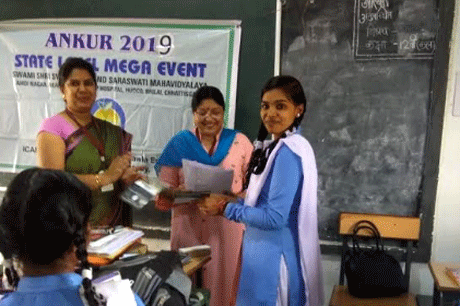 भिलाई। स्वामी श्री स्वरूपानंद सरस्वती महाविद्यालय हुडको भिलाई द्वारा ‘अंकुर’ कार्यक्रम के तहत विभिन्न स्कूलों में कैरियर निर्देशन एवं परामर्श हेतु शिक्षकों द्वारा विविध विधाओं पर लेक्चर एवं प्रश्नोत्तरी कार्यक्रम कराया गया। जिससे विद्यार्थी भविष्य में अपनी रूचि के अनुरूप विषयों का चयन कर सकें और उन विषयों की उपयोगिता को समझें।इसके अंर्तगत शासकीय उच्चत्तर विद्यालय अहिवारा, शासकीय उच्चत्तर माध्यमिक विद्यालय अंडा, शासकिय उच्चतर माध्यमिक विद्यालय देवकर स्कूलों में भ्रमण किया गया।