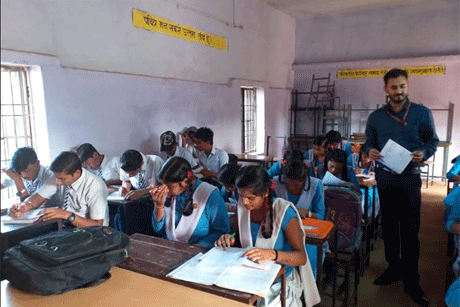 भिलाई। स्वामी श्री स्वरूपानंद सरस्वती महाविद्यालय हुडको भिलाई द्वारा ‘अंकुर’ कार्यक्रम के तहत विभिन्न स्कूलों में कैरियर निर्देशन एवं परामर्श हेतु शिक्षकों द्वारा विविध विधाओं पर लेक्चर एवं प्रश्नोत्तरी कार्यक्रम कराया गया। जिससे विद्यार्थी भविष्य में अपनी रूचि के अनुरूप विषयों का चयन कर सकें और उन विषयों की उपयोगिता को समझें।इसके अंर्तगत शासकीय उच्चत्तर विद्यालय अहिवारा, शासकीय उच्चत्तर माध्यमिक विद्यालय अंडा, शासकिय उच्चतर माध्यमिक विद्यालय देवकर स्कूलों में भ्रमण किया गया।