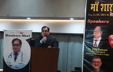 भिलाई। माँ शारदा सामर्थ्य चैरिटेबल ट्रस्ट के स्कूल का निर्माण फरवरी में प्रारंभ हो जाएगा। ट्रस्ट से जुड़ने के लिए न केवल लोग स्वस्फूर्त आगे आ रहे हैं बल्कि पहले से जुड़े सदस्य भी अतिरिक्त सहयोग करते हुए अपना अंशदान बढ़ा रहे हैं। यह घोषणा ट्रस्ट के डॉ संतोष राय ने यहां होटल अमित पार्क इंटरनेशनल में आयोजित ट्रस्ट की बैठक में दी। उन्होंने बताया कि स्कूल का नक्शा प्रख्यात आर्किटेक्ट एवं ट्रस्ट के सहयोगी तुमाने बना रहे हैं। बैठक को प्रख्यात इंटरवेंशनल कार्डियोलॉजिस्ट डॉ दिलीप रत्नानी, कैलीफोर्निया (यूएस) के उद्यमी विजय राजवैद्य एवं अतिरिक्त पुलिस अधीक्षक शहर रोहित झा ने संबोधित किया।