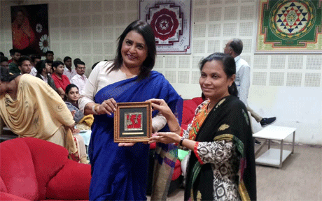 भिलाई। जीवन में कुछ कर गुजरने के लिए थोड़ा सा तनाव, थोड़ी चुनौतियां और थोड़ी सी मुश्किलें बहुत जरूरी होती हैं। ये हमारे जीवन में उत्प्रेरक का काम करते हैं। इनसे बाहर निकलने के लिए हमें फोकस्ड होकर प्रयास करने पड़ते हैं और हमें असाधारण सफलता की ओर ले जाते हैं। यह कहना है कि पाटणकर कन्या महाविद्यालय दुर्ग की प्रोफेसर डॉ रेशमा लाकेश का। डॉ रेशमा यहां संतोष रूंगटा समूह द्वारा संचालित डीडी रूंगटा कालेज आॅफ साइंस एंड टेक्नोलॉजी में विद्यार्थियों को संबोधित कर रही थीं।