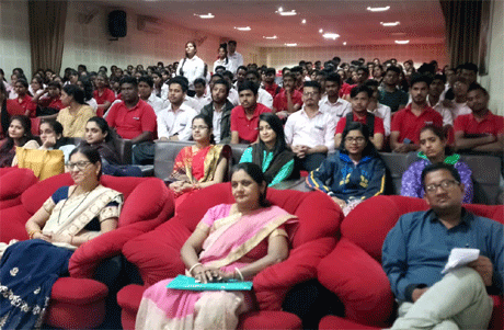 भिलाई। जीवन में कुछ कर गुजरने के लिए थोड़ा सा तनाव, थोड़ी चुनौतियां और थोड़ी सी मुश्किलें बहुत जरूरी होती हैं। ये हमारे जीवन में उत्प्रेरक का काम करते हैं। इनसे बाहर निकलने के लिए हमें फोकस्ड होकर प्रयास करने पड़ते हैं और हमें असाधारण सफलता की ओर ले जाते हैं। यह कहना है कि पाटणकर कन्या महाविद्यालय दुर्ग की प्रोफेसर डॉ रेशमा लाकेश का। डॉ रेशमा यहां संतोष रूंगटा समूह द्वारा संचालित डीडी रूंगटा कालेज आॅफ साइंस एंड टेक्नोलॉजी में विद्यार्थियों को संबोधित कर रही थीं।
