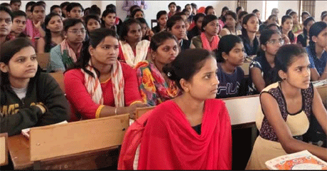 दुर्ग। शासकीय डॉ. वा.वा. पाटणकर कन्या स्नातकोत्तर महाविद्यालय में वाणिज्य विभाग के तत्वाधान में टैली और जीएसटी पर सेमीनार का आयोजन किया गया। विषय-विशेषज्ञ भूपेन्द्र जकारे एवं मनीष पाण्डे ने छात्राओं को टैली एवं जीएसटी के विषय में सारगर्भित जानकारी देते हुए इनके रोजगारोउपयोगी बिन्दुओं पर प्रकाश डाला। विभागाध्यक्ष डॉ. अनिल जैन ने कहा कि वाणिज्य के पाठ्यक्रम में जी.एस.टी. को भी शामिल किया गया है जिससे विद्याथिर्यों को इसके सैद्धान्ति एवं प्रायोगिक ज्ञान सुलभ हो और भविष्य में इसे कॅरियर के रूप में अपनाएँ।