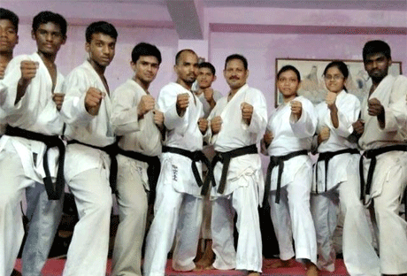 भिलाई। बालिकाओं एवं महिलाओं में आत्म विश्वास बढ़ाने एवं उन्हें आत्मरक्षा की तकनीक सिखाने के लिए एक 45 दिवसीय मार्शल आर्ट ट्रेनिंग कार्यक्रम का आयोजन किया जा रहा है। सेल्फ डिफेंस के नाम से संचालित इस प्रशिक्षण कार्यक्रम में वर्ल्ड कराते फेडरेशन के सिक्स्थ डैन ब्लैक बेल्ट प्रशिक्षक अमल तालुकार प्रशिक्षण देंगे। श्री तालुकदार एशिया स्तर के निर्णायक भी हैं।इंदु आईटी की डायरेक्टर यशोवर्द्धन उमक ने बताया कि बदली हुई परिस्थितियों में महिलाओं को अपने घर की सुरक्षा छोड़कर बाहर निकलना ही पड़ता है।