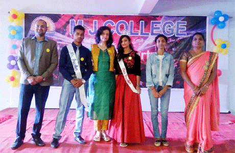 भिलाई। जीवन में यदि निखरना है तो कठिन संघर्ष का कोई विकल्प नहीं है। हमें केवल तितली की खूबसूरती दिखाई देती है, अकसर हम उसके जीवन के संघर्षों की अनदेखी कर देते हैं। एक खूबसूरत जिन्दगी के लिए तितली को अंडे से लार्वा, लार्वा से प्यूपा का चक्र होकर गुजरना पड़ता है। नाजुक सी तितली एक कठोर कवच को तोड़कर बाहर निकलती है। हमें भी अपना कम्फर्ट जोन छोड़कर बाहर निकलना होगा। तभी हमारा व्यक्तित्व और कृतित्व निखर पाएगा। उक्त बातें एमजे कालेज की डायरेक्टर श्रीलेखा विरुलकर ने आज कहीं।