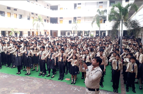 भिलाई। माइल स्टोन स्कूल खपरी में सड़क सुरक्षा संस्कार का आयोजन सफलतापूर्वक किया गया। ट्रैफिक पुलिस के जवानों ने इस अवसर पर कहा कि किसी भी विश्व युद्ध में हुई लोगों की मौत से अधिक लोग प्रतिवर्ष सड़क हादसों को शिकार हो जाते हैं। उन्होंने बच्चों को सुरक्षित रहने के अनेक टिप्स दिये। ट्रैफिक विभाग के हेड कांस्टेबल ठाकुर राम साहू एवं कांस्टेबल राजेश वर्मा ने बच्चों को सड़क सुरक्षा के नियमों की जानकारी दी।