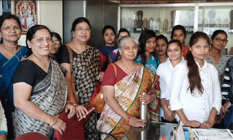 Students and faculty members of Raipur Girls College visit Science College Durg