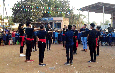 भिलाई। श्री शंकराचार्य महाविद्यालय के एनसीसी कैडेटो के द्वारा 37 सीजी बटालियन के द्वारा आयोजित स्वच्छता पखवाड़ा के तहत गोद ग्राम खपरी में नुक्कड़ नाटक की प्रस्तुति दी गई। स्वच्छता पखवाड़ा 1 से 15 दिसम्बर तक चलाया जाना है। इसके अंतर्गत 4 दिसम्बर को गोद ग्राम खपरी में नुक्कड़ नाटक की प्रस्तुती दी गई। जिसमें पॉलीथीन का उपयोग नही करने तथा पॉलीथीन से होने वाले नुकसान के बारे में गांव वालों को जागरूक किया गया। नुक्कड़ नाटक में एनसीसी के 68 कैडेट शामिल थें।