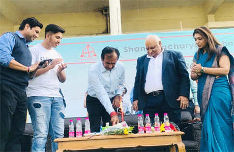 भिलाई। श्री शंकराचार्य टेक्निकल कैंपस के द्वारा आयोजित अन्तर कॉलेज एवं कॉर्पोरेट, अभिषेक मिश्रा मेमोरियल कप टेनिस बॉल क्रिकेट टूर्नामेंट का आज भव्य शुभारम्भ कार्यकर्म के मुख्य अतिथि भूतपूर्व इंटरनेशनल क्रिकेटर राजेश चौहान एवं रूद्रांश मिश्रा चेयरमैन एममसी के सम्बोधन के साथ प्रारम्भ हुआ। मैच देखने सैकड़ों दर्शकों की भीड़ उमड़ रही है अपनी अपनी टीम के समर्थन के लिए। यह टूर्नामेंट श्री गंगाजली एजुकेशन सोसाइटी के पूर्व उपाध्यक्ष स्व. श्री अभिषेक मिश्रा के स्मृति में प्रति वर्ष आयोजित किया जाता है। 