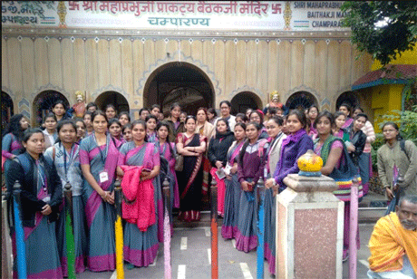 भिलाई। श्री शंकराचार्य महाविद्यालय जुनवानी, भिलाई के शिक्षा विभाग के चम्पारण में समुदायिक शैक्षिक भ्रमण का आयोजन किया गया। इसमें बीएड और एमएड के 222 विद्यार्थियों ने भाग लिया। विद्यार्थियों द्वारा चम्पारण में जागरूकता रैली निकाली गई। जिसमें स्वास्थ्य, शिक्षा, पर्यावरण, संविधान जागरूकता, योग, पॉलीथीन का कम से कम उपयोग करने तथा कन्य भ्रुण हत्या से संबंधित नारे लगाये गये।