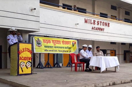 भिलाई। माइल स्टोन स्कूल खपरी में सड़क सुरक्षा संस्कार का आयोजन सफलतापूर्वक किया गया। ट्रैफिक पुलिस के जवानों ने इस अवसर पर कहा कि किसी भी विश्व युद्ध में हुई लोगों की मौत से अधिक लोग प्रतिवर्ष सड़क हादसों को शिकार हो जाते हैं। उन्होंने बच्चों को सुरक्षित रहने के अनेक टिप्स दिये। ट्रैफिक विभाग के हेड कांस्टेबल ठाकुर राम साहू एवं कांस्टेबल राजेश वर्मा ने बच्चों को सड़क सुरक्षा के नियमों की जानकारी दी।