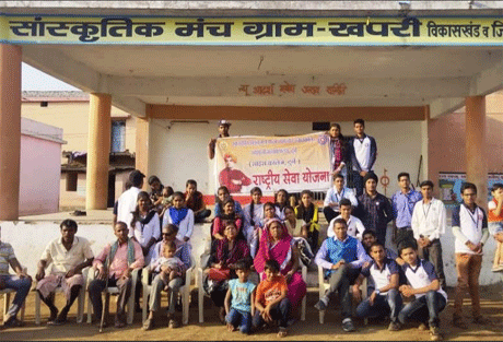 दुर्ग। साइंस कालेज की एनएसएस इकाई द्वारा गोद ग्राम खपरी (सिलोदा) में प्राचार्य डॉ. आरएन सिंह एवं प्रभारी प्राचार्य डॉ. एम ए सिद्दीकी के मार्गदर्शन में एक दिवसीय शिविर का आयोजन किया गया। एनएसएस स्वयंसेवकों ने गांव में नरवा, गरुआ, घुरवा बाड़ी को लेकर भी जागरूकता अभियान चलाया और उसे गांव की खुशहाली के लिए अनिवार्य बताया। एनएसएस के स्वयं सेवकों ने सर्वप्रथम ग्राम भ्रमण रैली निकालकर नारों तथा स्लोगन के माध्यम से बेटी-पढ़ाओ, स्वच्छता इत्यादी पर जागरूक किया।