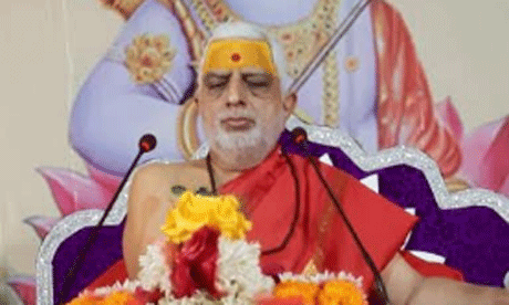 भिलाई। घर में कोई भी मंगल कार्य हो तो अपने कुल के वृद्ध लोगों से परामर्श अवश्य लें क्योंकि अपने कुल की परम्परा का ज्ञान कुल के वृद्धों को ही है आजकल के नौजवानों को नहीं। बाकेबिहारी चेरिटेबल ट्रस्ट द्वारा राधा-कृष्ण मंदिर नेहरू नगर में आयोजित नौ दिवसीय संगीतमय श्रीराम कथा के पंचम दिवस पर कोलकाता से पधारे संत पं.शंभुशरण लाटा जी महाराज ने बहुत सी ज्ञान की बाते कहीं जिन्हें मनुष्य को अपने जीवन में उतारना चाहिए। पूज्य संत श्री ने कहा कि संत का श्राप भी अच्छा होता है एवं दुष्ट का वरदान भी बुरा होता है । कन्यादान करने के बाद बेटी के घर का अन्न जल ग्रहण नहीं करना चाहिए।