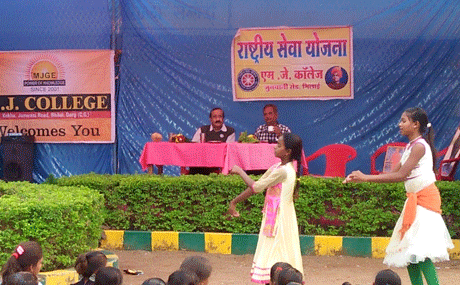 Dr DN Sharma of Sunderlal Open University visits NSS Camp of MJ college