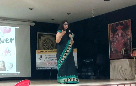 भिलाई। संतोष रूंगटा समूह द्वारा संचालित रूंगटा कॉलेज ऑफ इंजीनियरिंग एंड टेक्नोलॉजी की छात्राओं को सफल महिला उद्यमियों ने बड़े सपने देखने और उन्हें पूरा करने के लिए निरंतर कोशिश करने के लिए प्रेरित किया। उन्होंने कहा कि आधुनिक भारत में सभी के लिए समान अवसर हैं जिसका भरपूर लाभ लिया जाना चाहिए। ये महिलाएं राष्ट्रीय बालिका दिवस के उपलक्ष्य में छात्राओं को संबोधित कर रही थीं। रूंगटा कॉलेज ऑफ इंजीनियङ्क्षरग एंड टेक्नालॉजी के आडिटोरियम में आयोजित जागरूकता कार्यक्रम में छात्राओं को छत्तीसगढ़ की उन ख्यातिलब्ध सफल महिला उद्यमियों ने संबोधित किया, जिन्होंने अपनी पहचान अंतर्राष्ट्रीय स्तर तक बनाई है। 