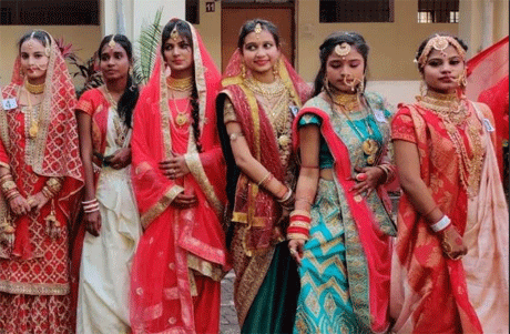 दुर्ग। शासकीय डॉ. वा.वा. पाटणकर कन्या स्नातकोत्तर महाविद्यालय में वार्षिक उत्सव का आगाज ‘अरपा पैरी की धार’ राज्य गीत के साथ किया गया। वार्षिक उत्सव पर आयोजित विभिन्न स्पर्धाओं में दुल्हन सजाओं प्रतियोगिता आकर्षण का केन्द्र रही। 35 प्रतिभागियों ने एक से बढ़ कर एक प्रस्तुति दी। एक भारत श्रेष्ठ भारत की थीम पर विभिन्न प्रांतों की दुल्हन की वेशभूषा में छात्राओं ने खूब तालियाँ बटोरी।