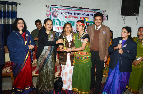 Durg University to promote hand made bags and files by students of Khoobchand Baghel College
