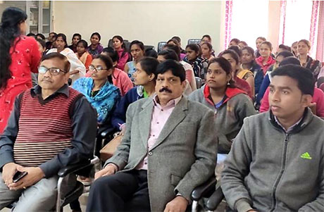 भिलाई। वावा पाटणकर गर्ल्स कॉलेज में कलिंगा यूनिवर्सिटी की प्रोफेसर एम.ए.रामनी द्वारा छात्राओं को ई-कॉमर्स के विभिन्न पहलुओं की विस्तृत जानकारी देते हुए डिजिटल मार्केटिंग की व्यापकता एवं उपयोगिता पर चर्चा की। उन्होंने बताया कि कैशलेश अर्थव्यवस्था के अंतर्गत कम समयावधि में विस्तार की आपार संभावनाएं निहित है। हमारी अर्थव्यवस्था में डिजिटल मार्केटिंग की महत्वपूर्ण भूमिका है जो त्वरित एवं विश्वसनीय है। विभागाध्यक्ष डॉ. अनिल जैन ने कहा कि व्यवसाय प्रबंध के क्षेत्र में डिजिटल मार्केटिंग का विस्तार व्यापार जगत के लिए उपयोगी साबित हुआ है। 