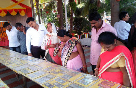 Tejkaran displays his collection of Gau Karuna Abhiyan