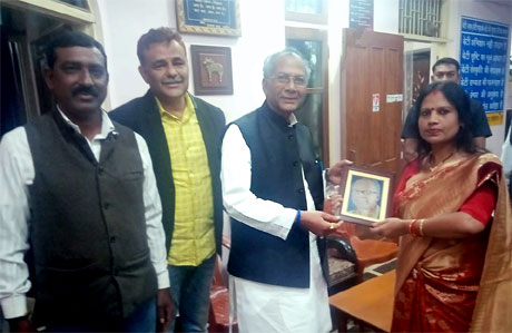 Reeta Shrivastava gifts a portrait to Home Minister Tamradhwaj Sahu