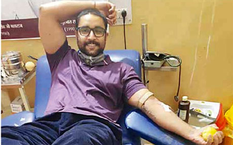 Dr Parag Kambouj donates blood for patient before surgery