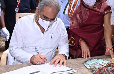 cm byes cow dung and makes entry in register