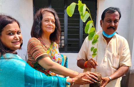 MP Vijay Baghel plants sapling at MJ School