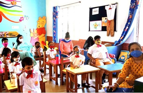 Students of MJ School learn to make Ganesh Idol