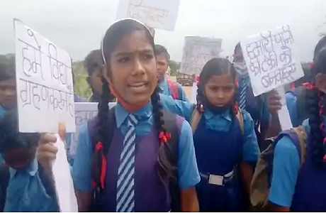 Students block road in Dhamtari of Chhattisgarh