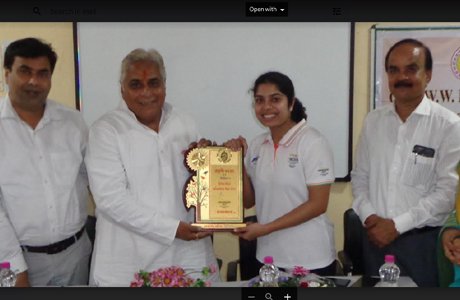 Akarshi Kashyap felicitated in girls college