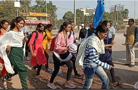 Girls college students run for unity